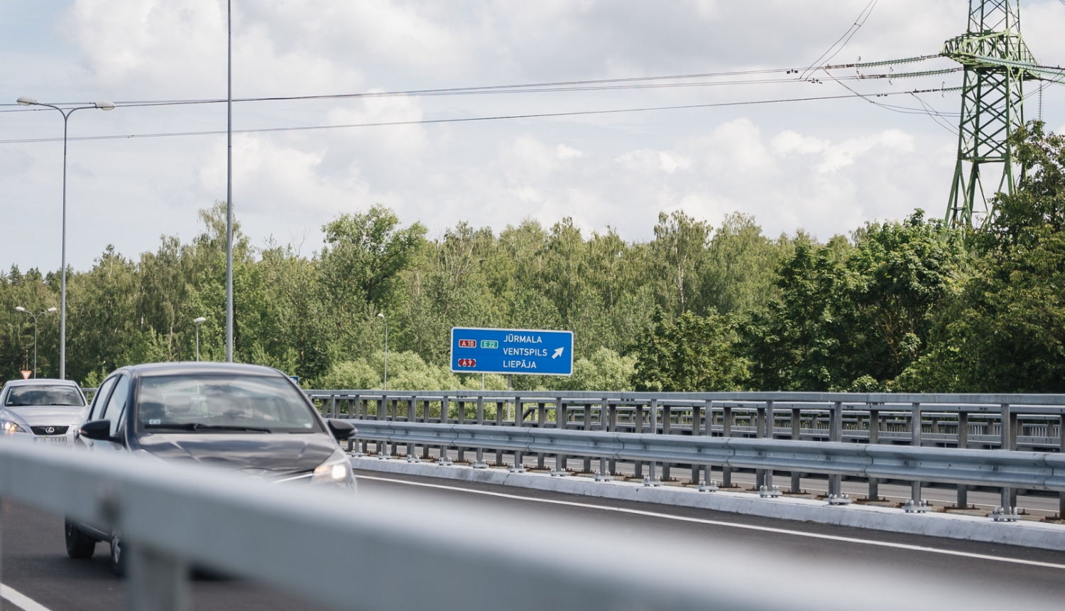 Automašīna uz ielas