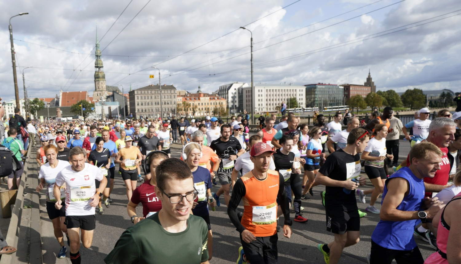 Civēki skrien pāri tiltam