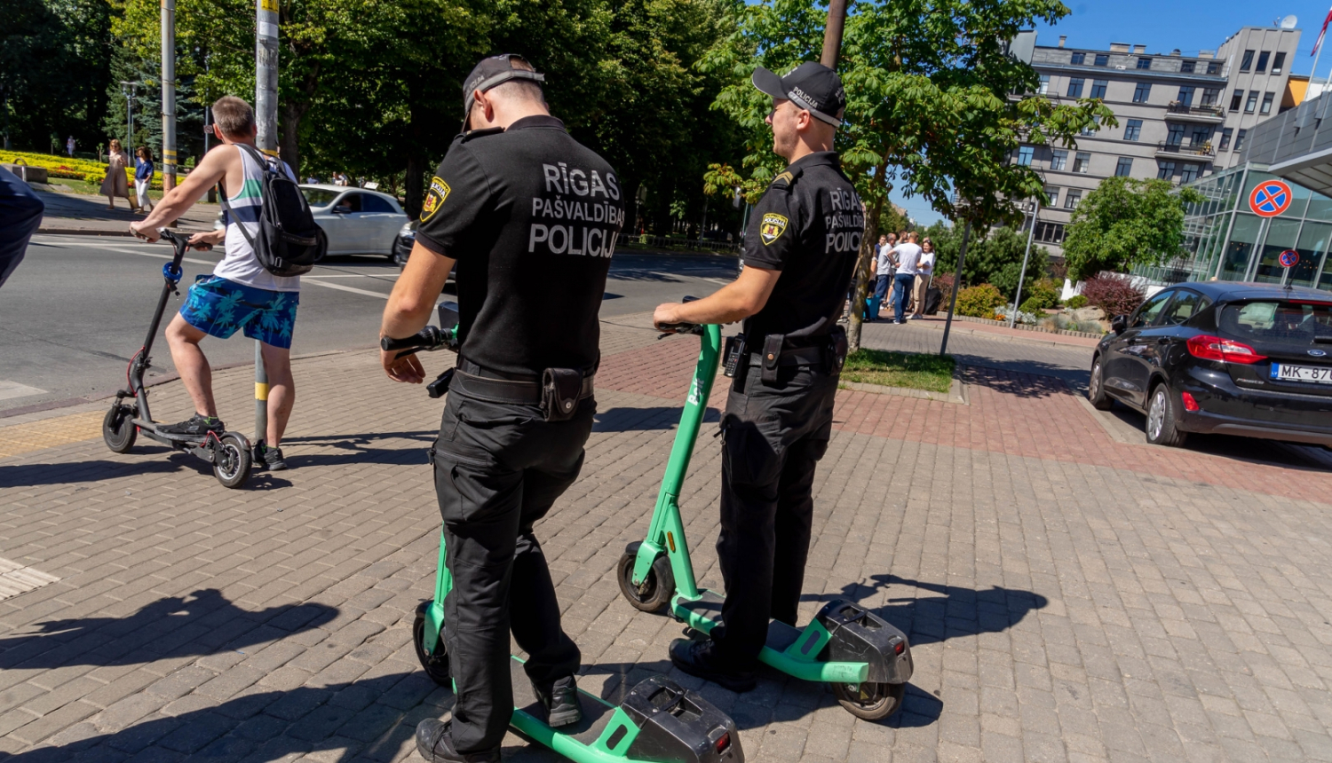 Policisti brauc ar elektroskūteriem