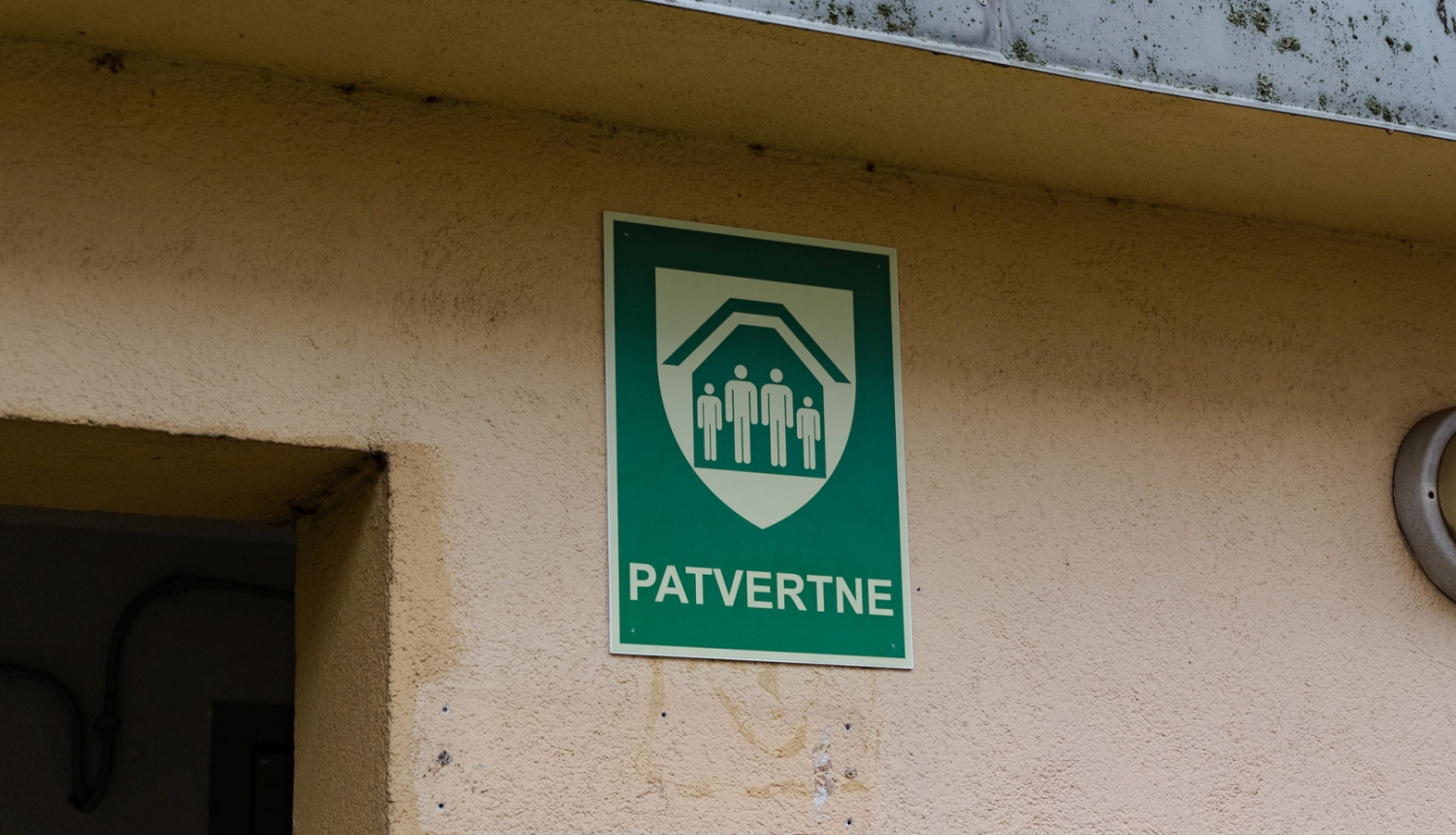 Patvertnes zīme uz sienas