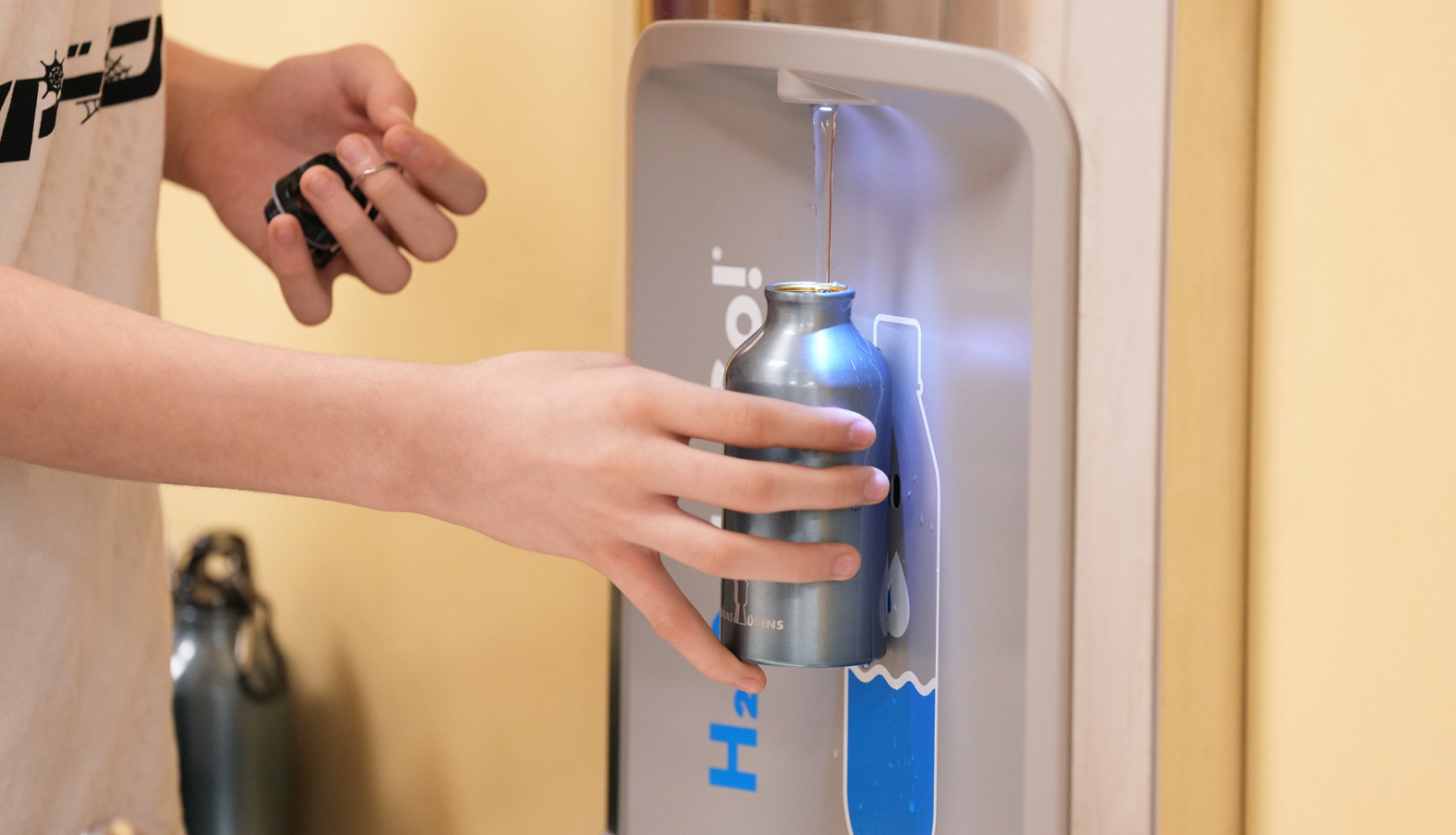 Piepilda pudeli ar ūdeni