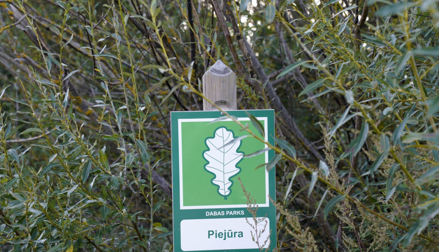 Uzraksts "Piejura" dabas parks