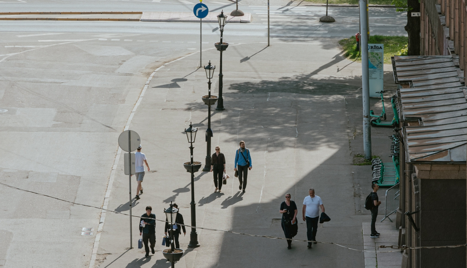 Cilvēki iet pa ielu