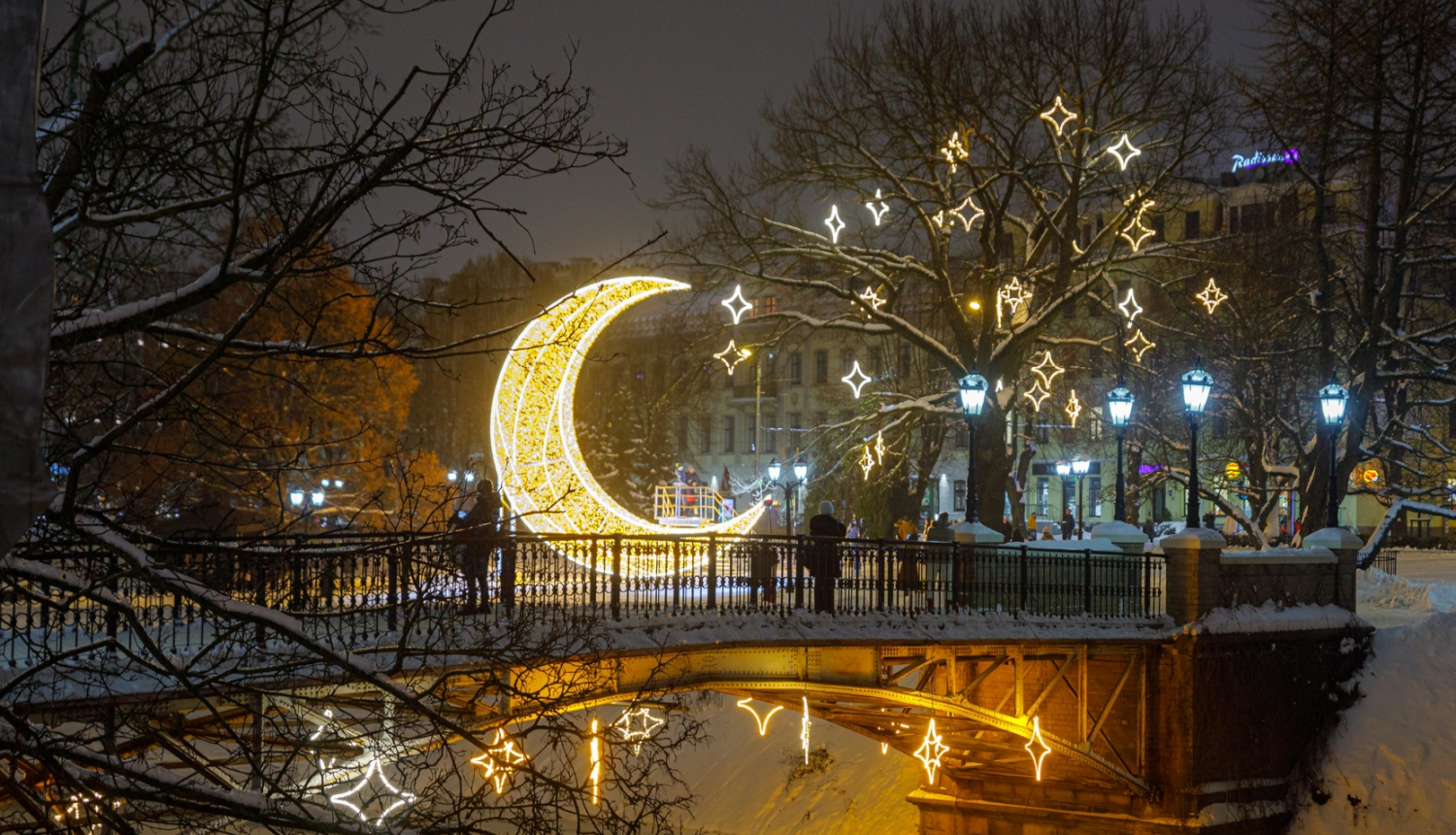 Operas tiltiņš un mēness