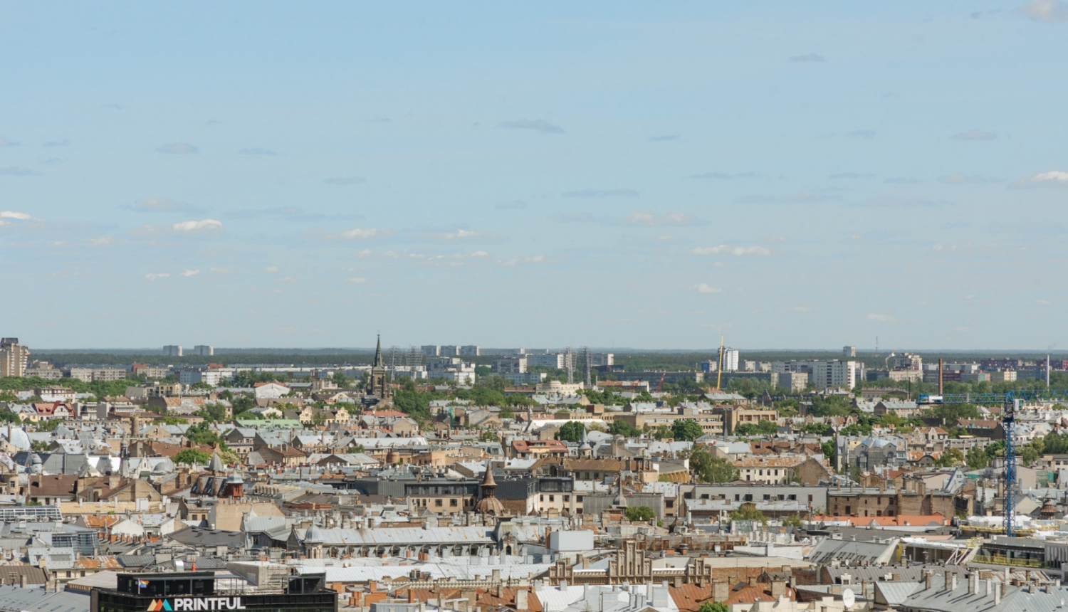 Pilsētas jumti tālumā