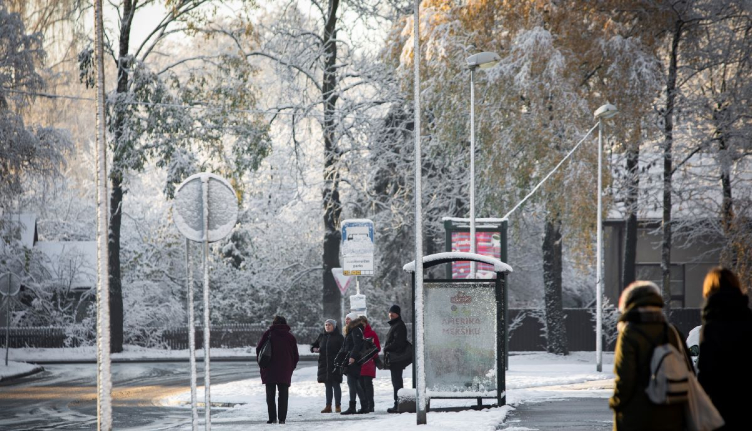 Cilvēki iet pa ielu