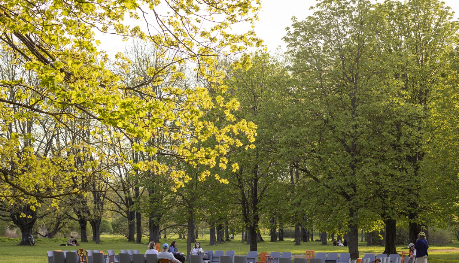 Krēsli salikti kvadrātā formā