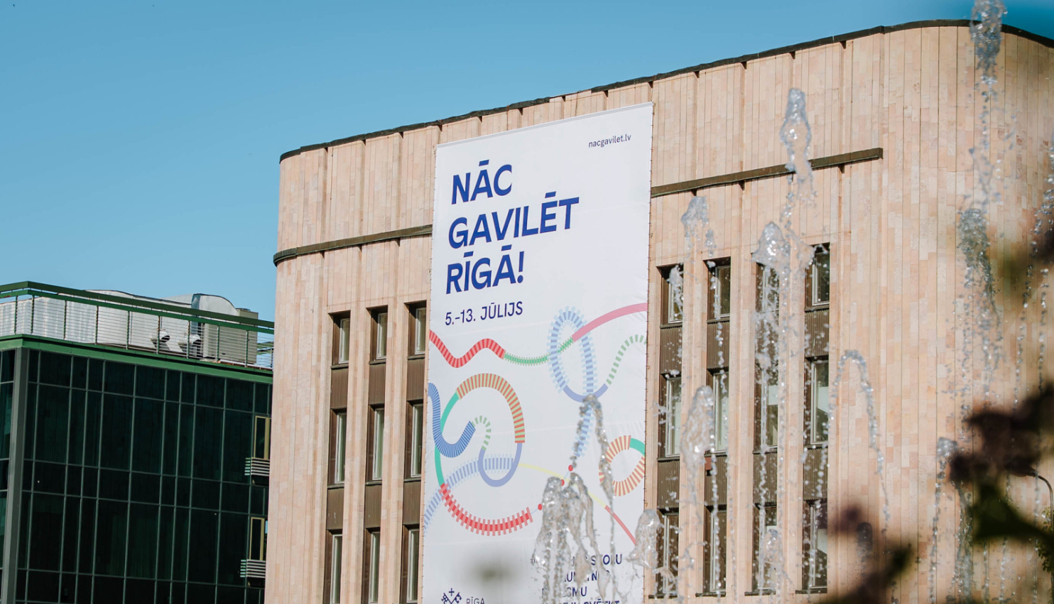 Dziesmu svētku plakāts pilsētvidē