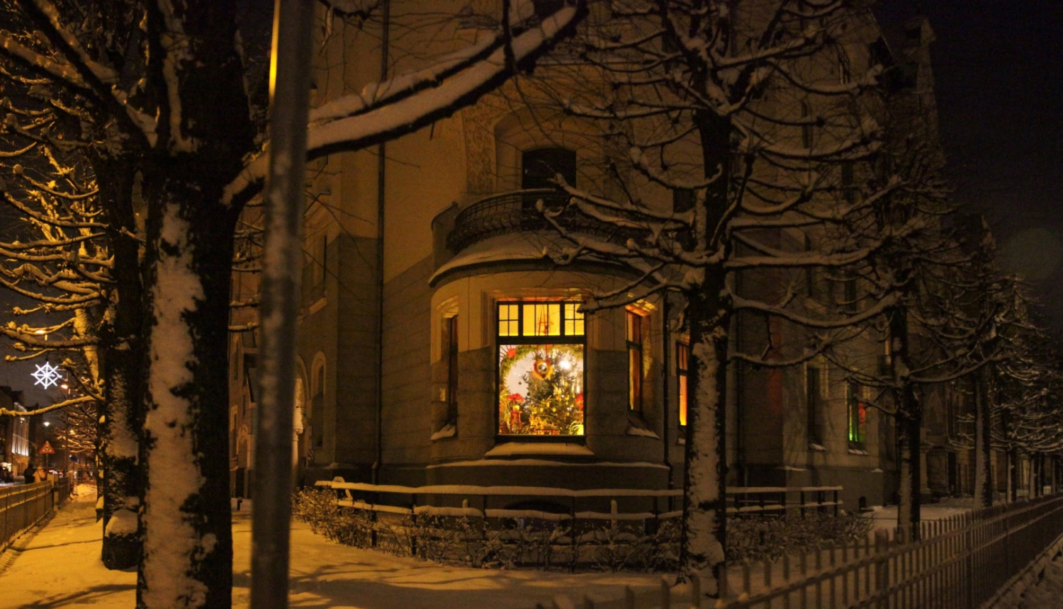 Gaismas dekorācija muzeja logā