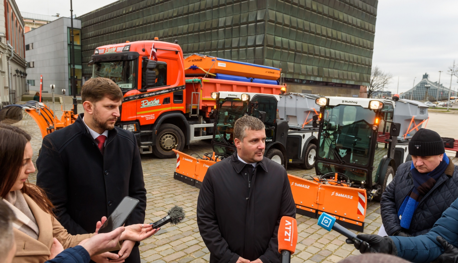 Cilvēki un sniega tīrīšanas tehnika