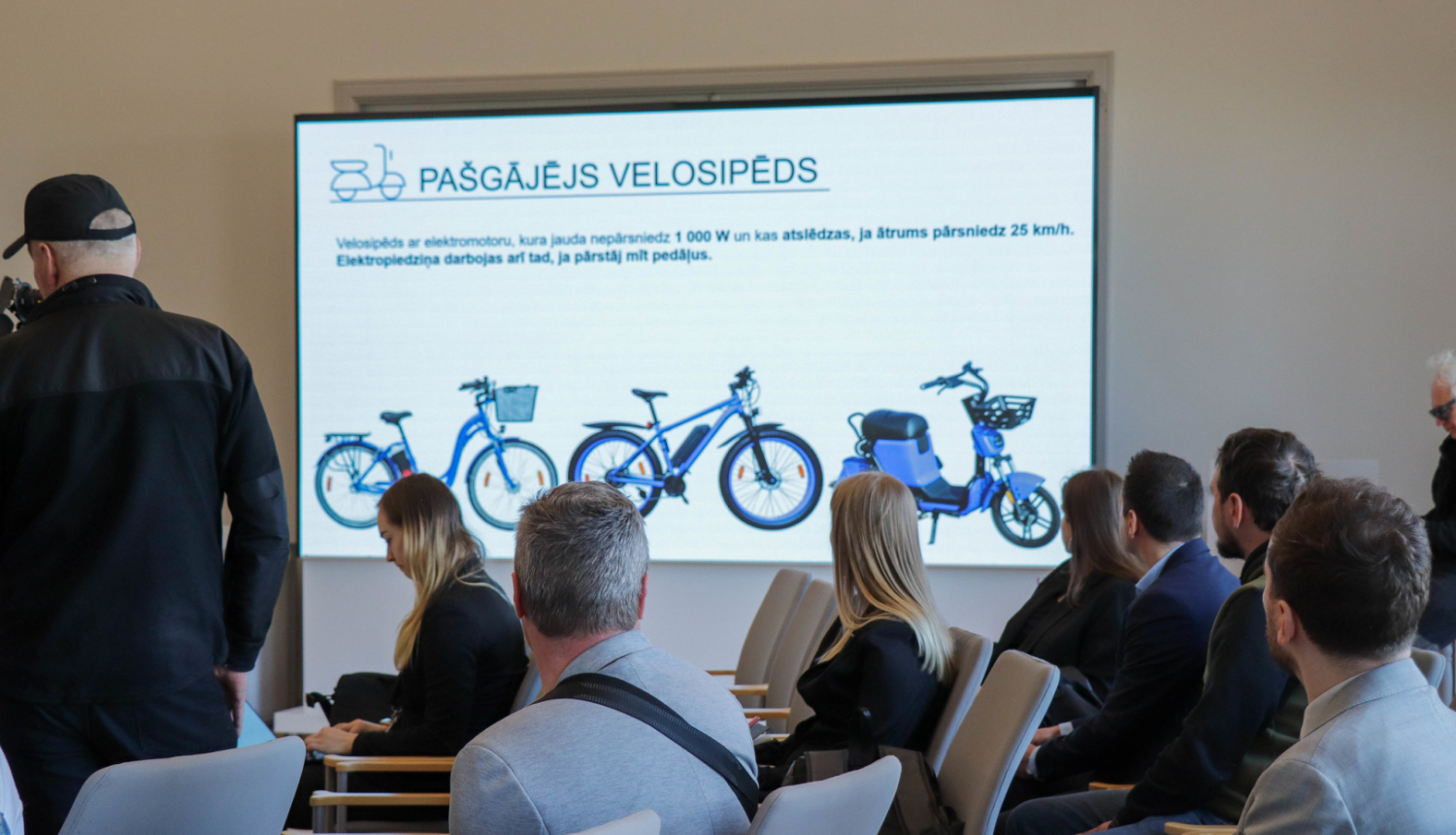 Preses konferencē rāda prezentāciju