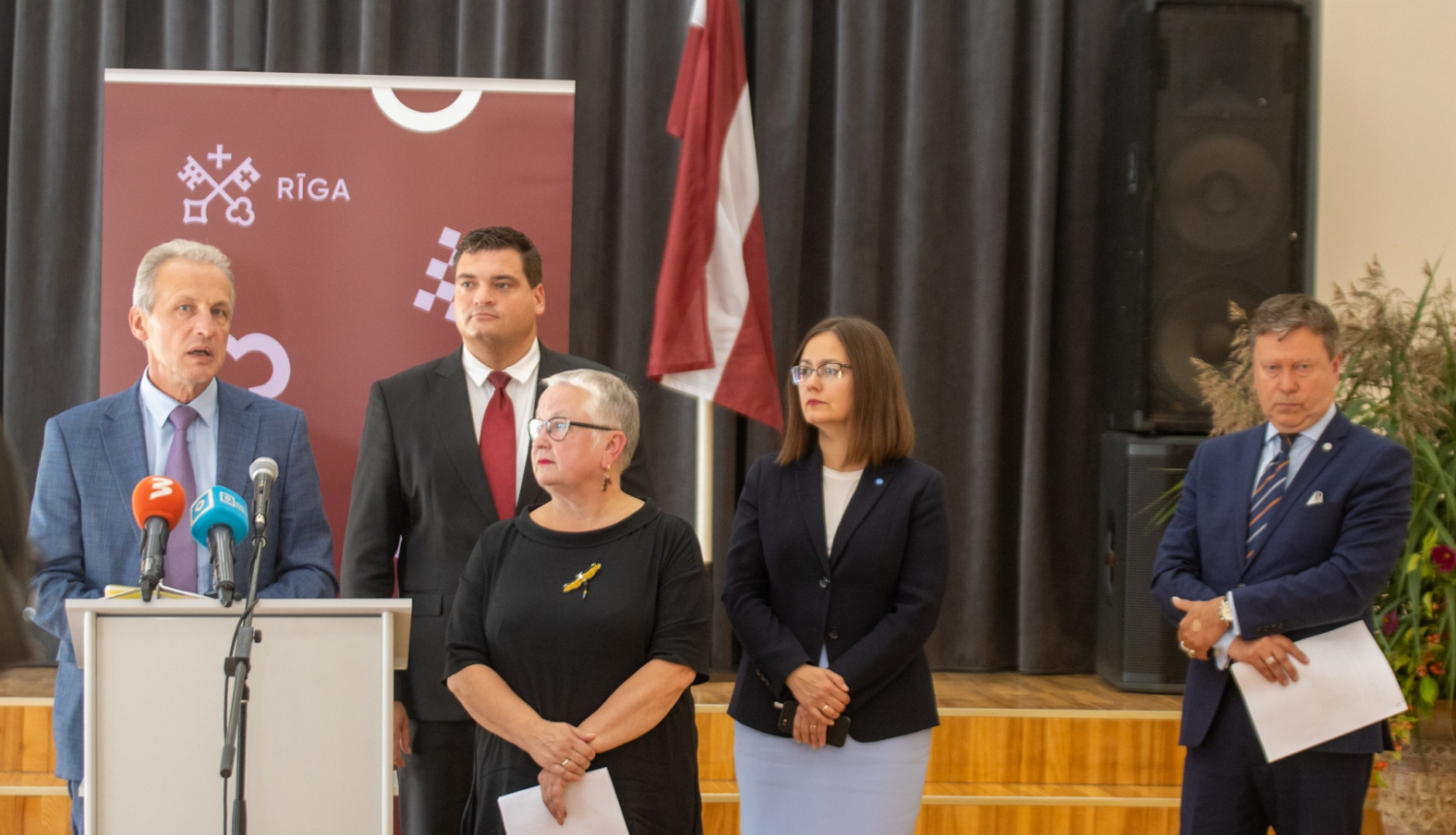 Rīgas domes vadības pārstāvji preses konferencē