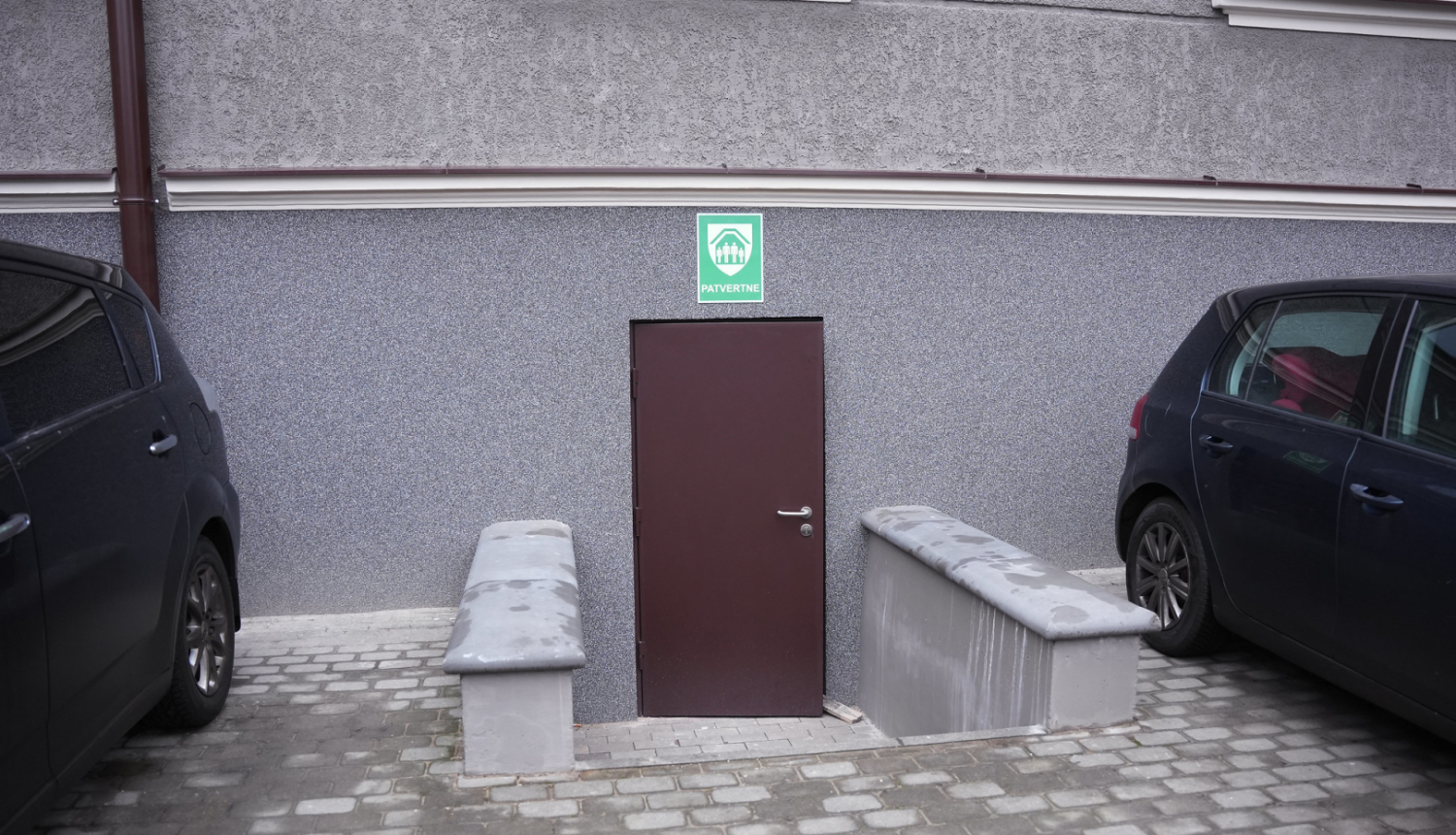 Uz durvīm patvertnes zīme