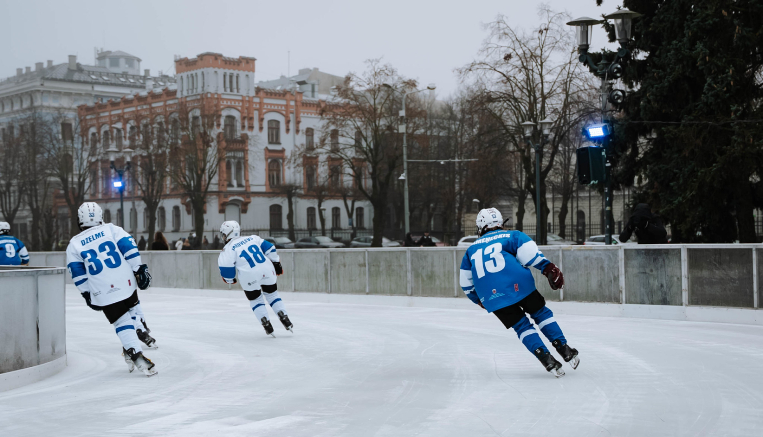 Publiskās slidotava un hokeja skolas bērni slido