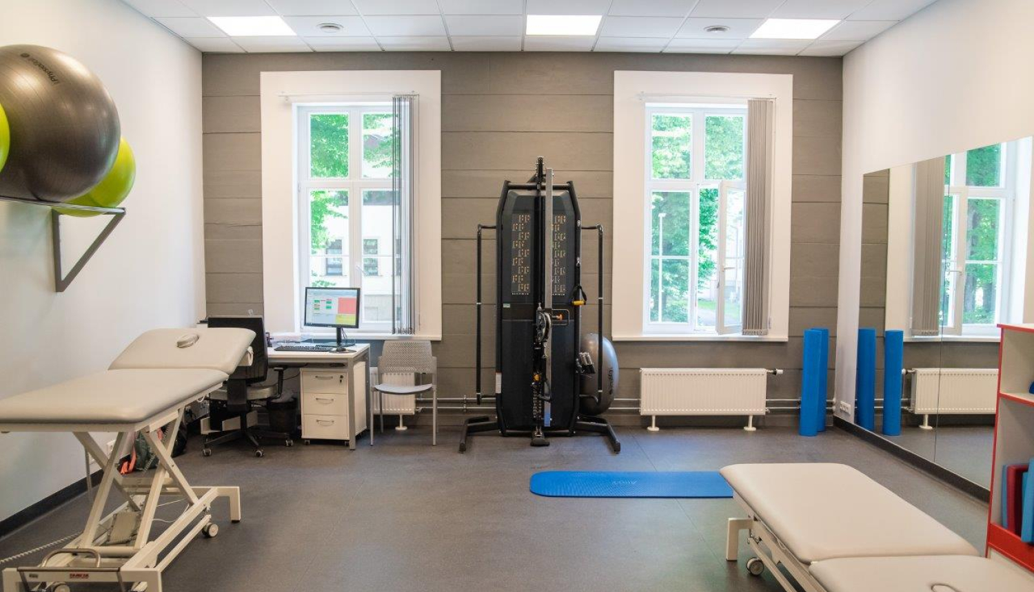 Rehabilitācijas klīnikas telpa ar speciālo aparatūru