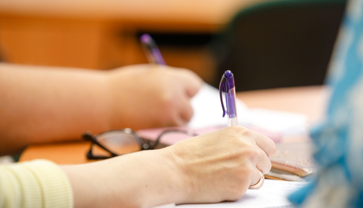 Uz papīra raksta ar pildspalvu