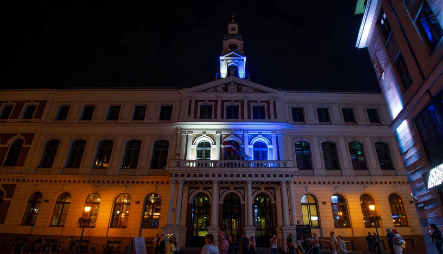 Rātsnams izgaismots Igaunijas karoga krāsās