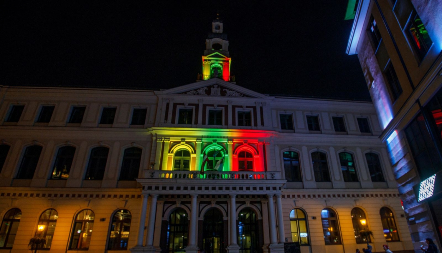 Rātsnams izgaismots Lietuvas karoga krāsās