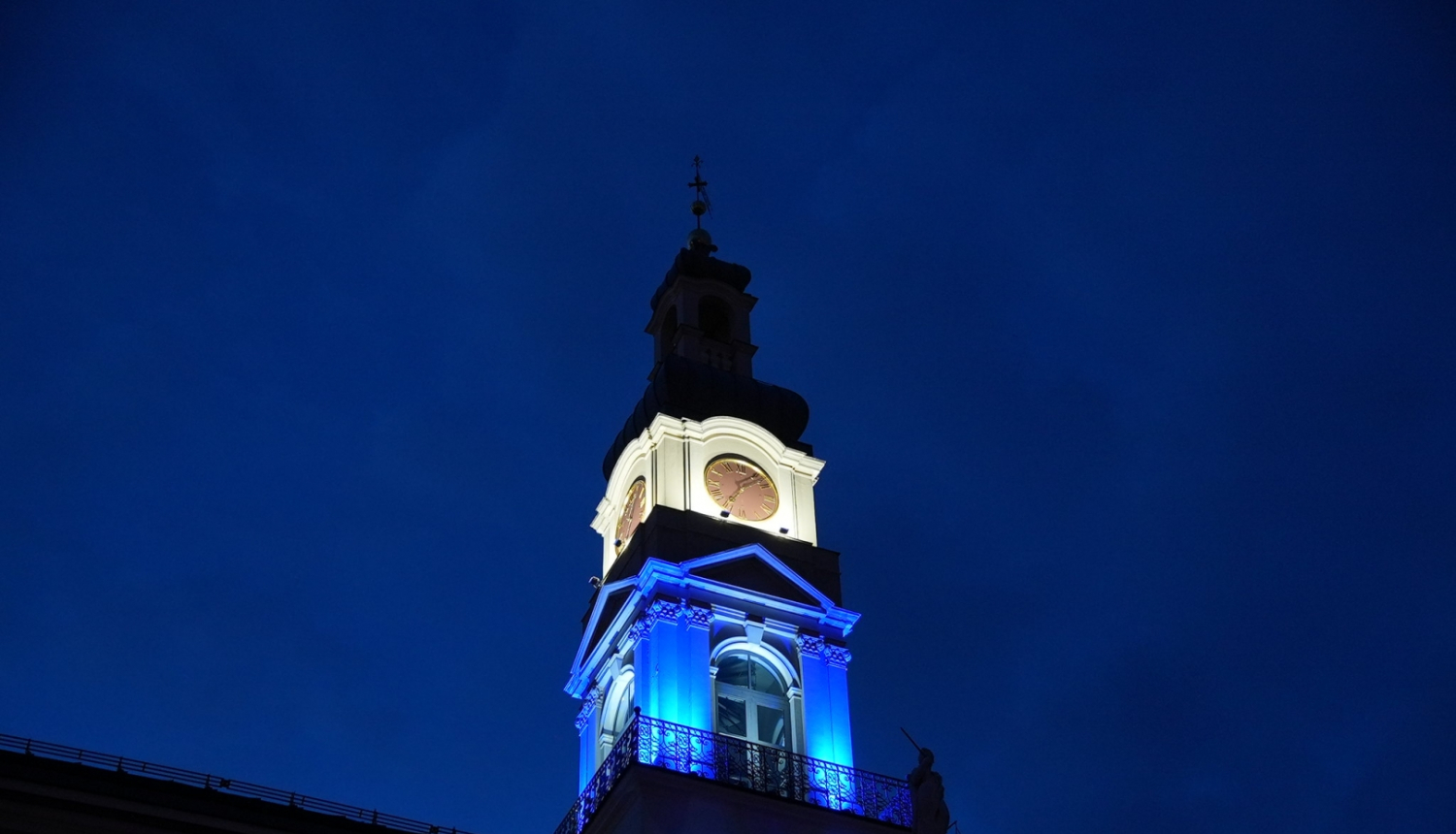 Rātsnams izgaismots