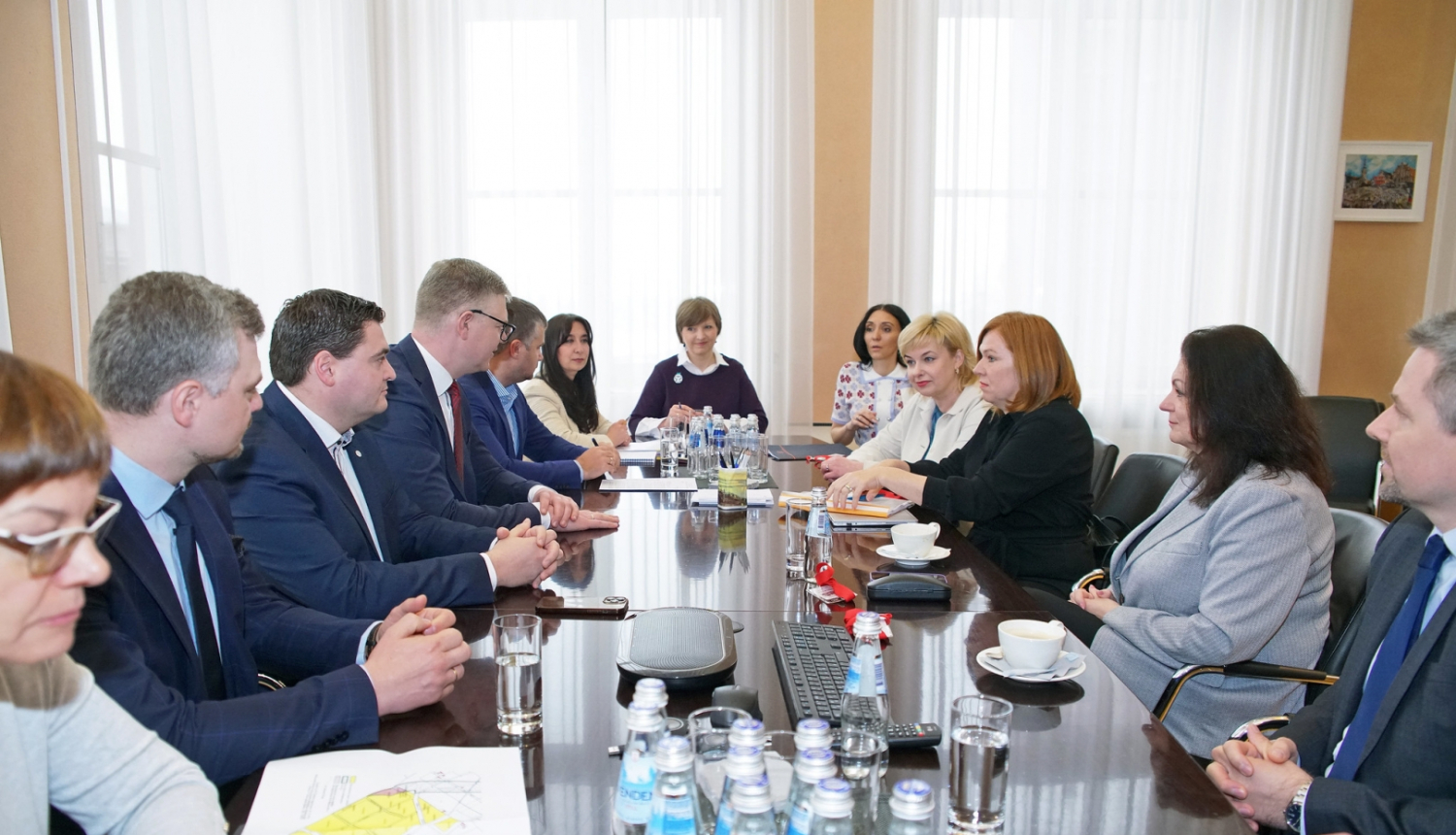 Rīgas domes un lidostas "Rīga"pārstāvji pie sarunu galda