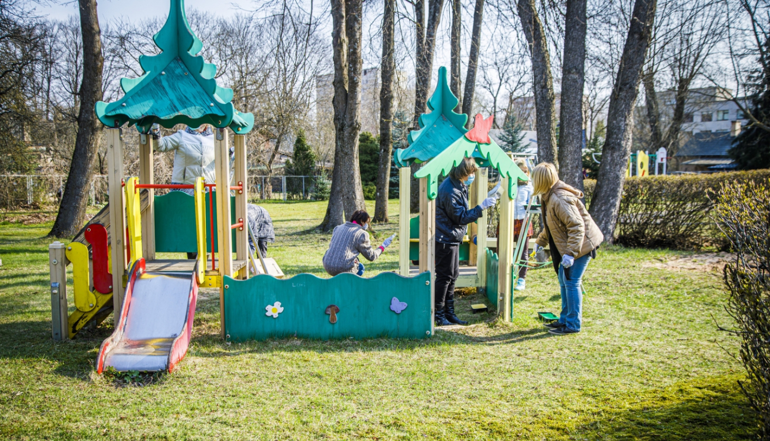 Atjauno rotaļu laukumu