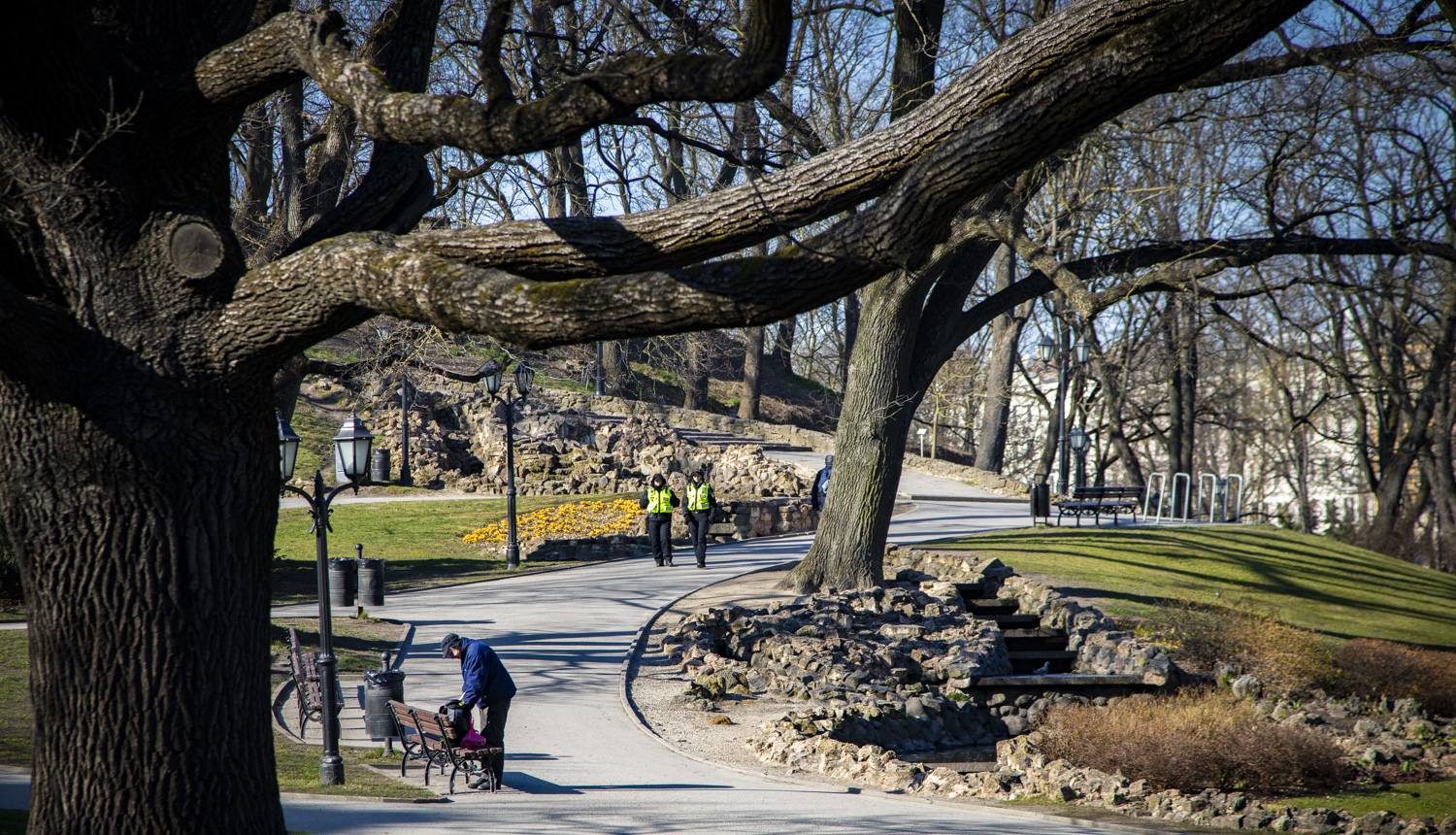 Bastejkalns un pastaigājas cilvēki