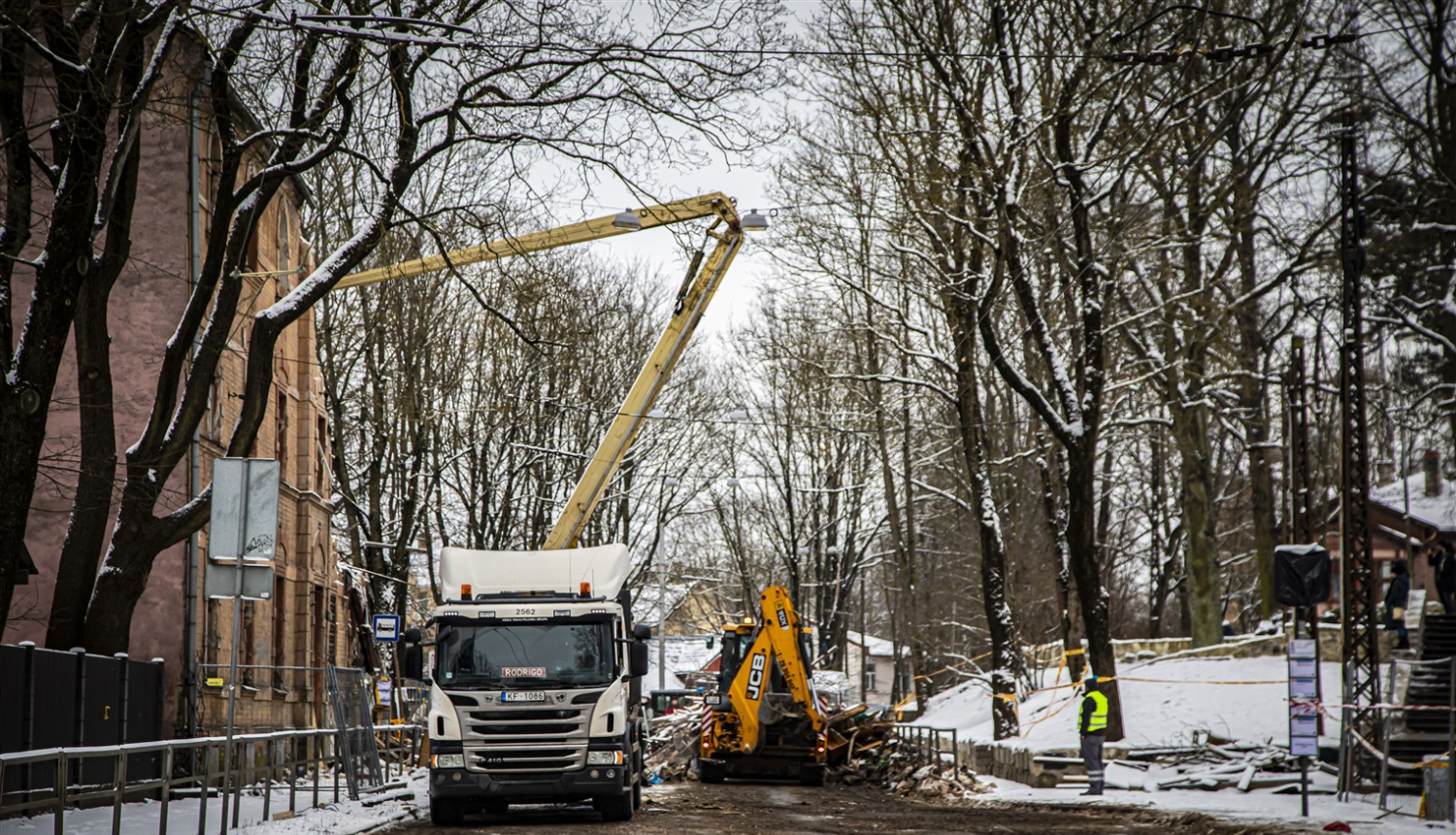 Pašvaldība nodrošina sprādzienā cietušās ēkas Melnsila sakopšanu un iedzīvotāju mantu iznešanu