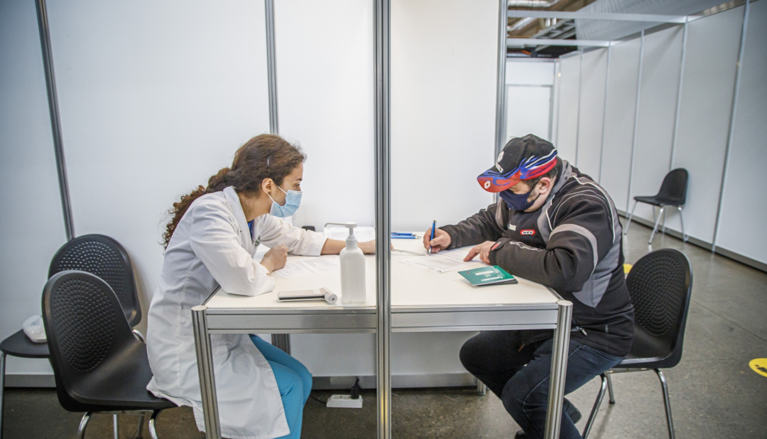 Cilvēks reģistrējas, lai saņemtu vakcīnu 