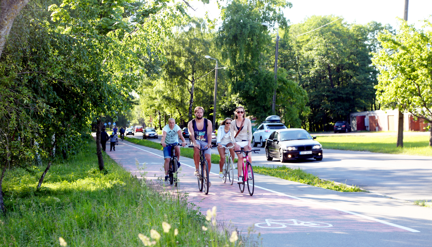 Cilvēki brauc ar velosipēdiem
