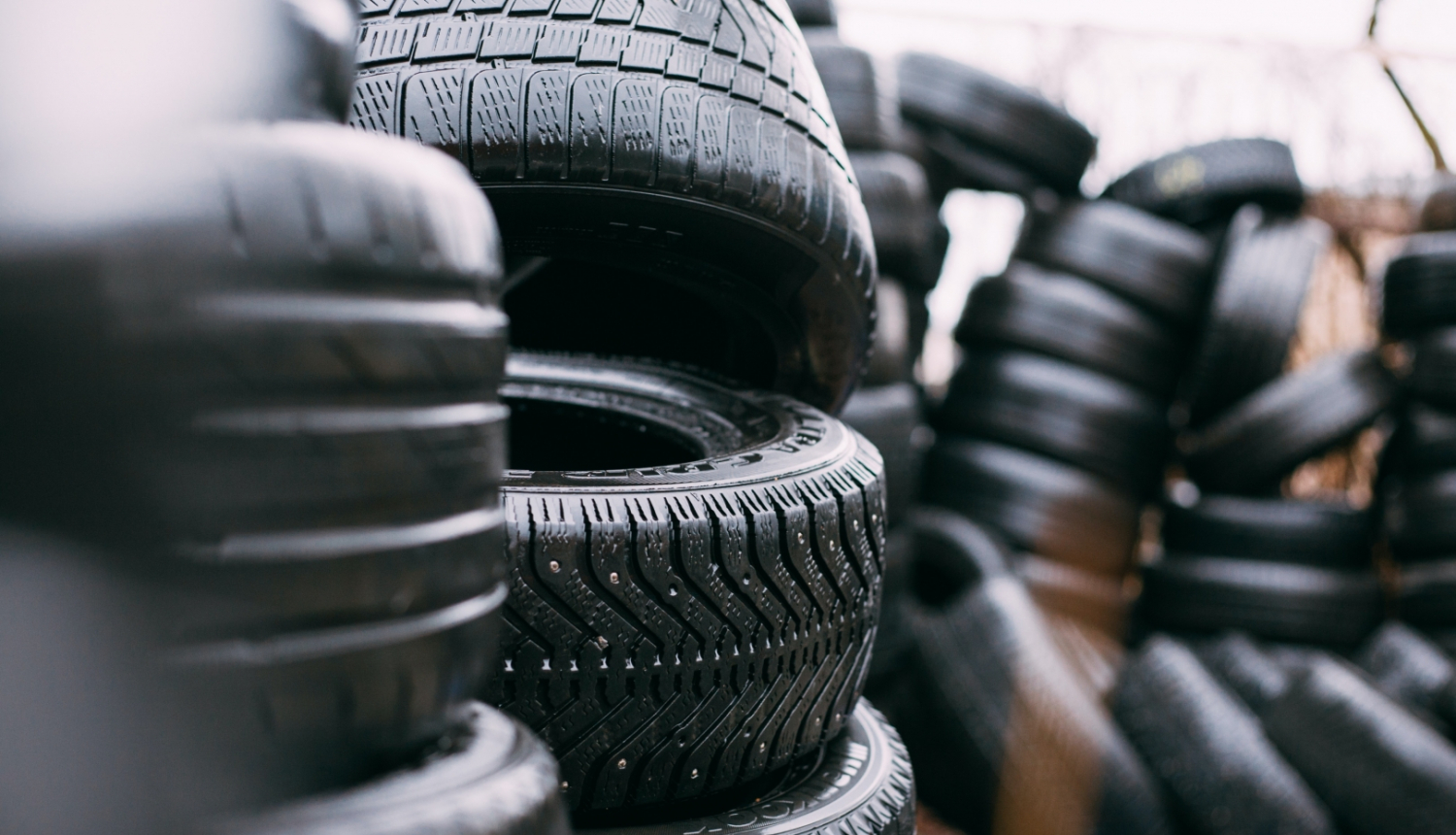 Lietotu riepu kaudzes