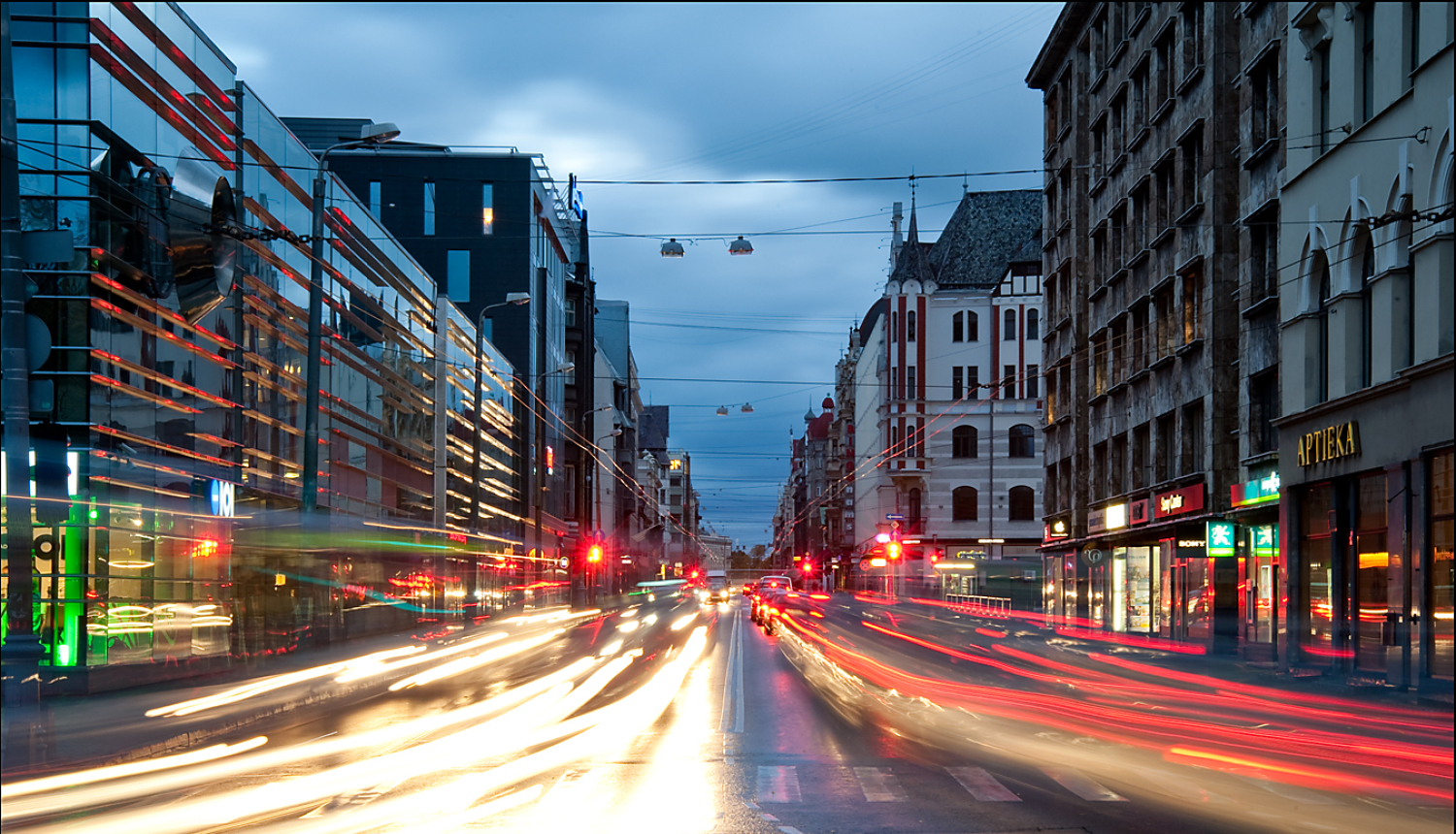 Brīvības iela ar mašīnu gaismām