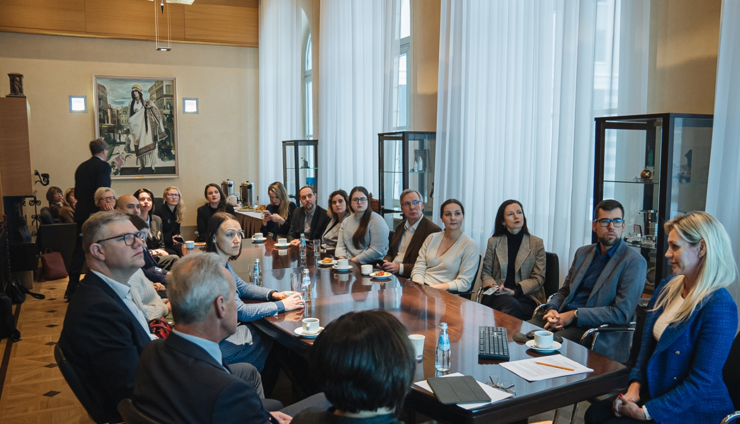 RĪGA STEAM dalībnieki sēž pie galda