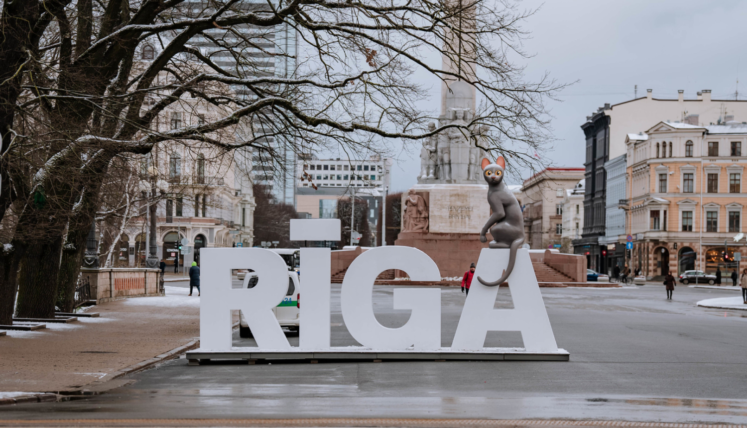 Rīgas burti ar Straumes kaķi pie Brīvības pieminekļa