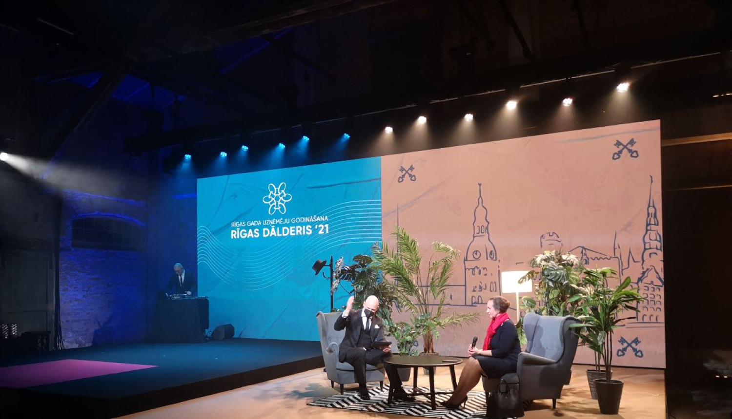 Uz skatuves cilvēki sarunājas