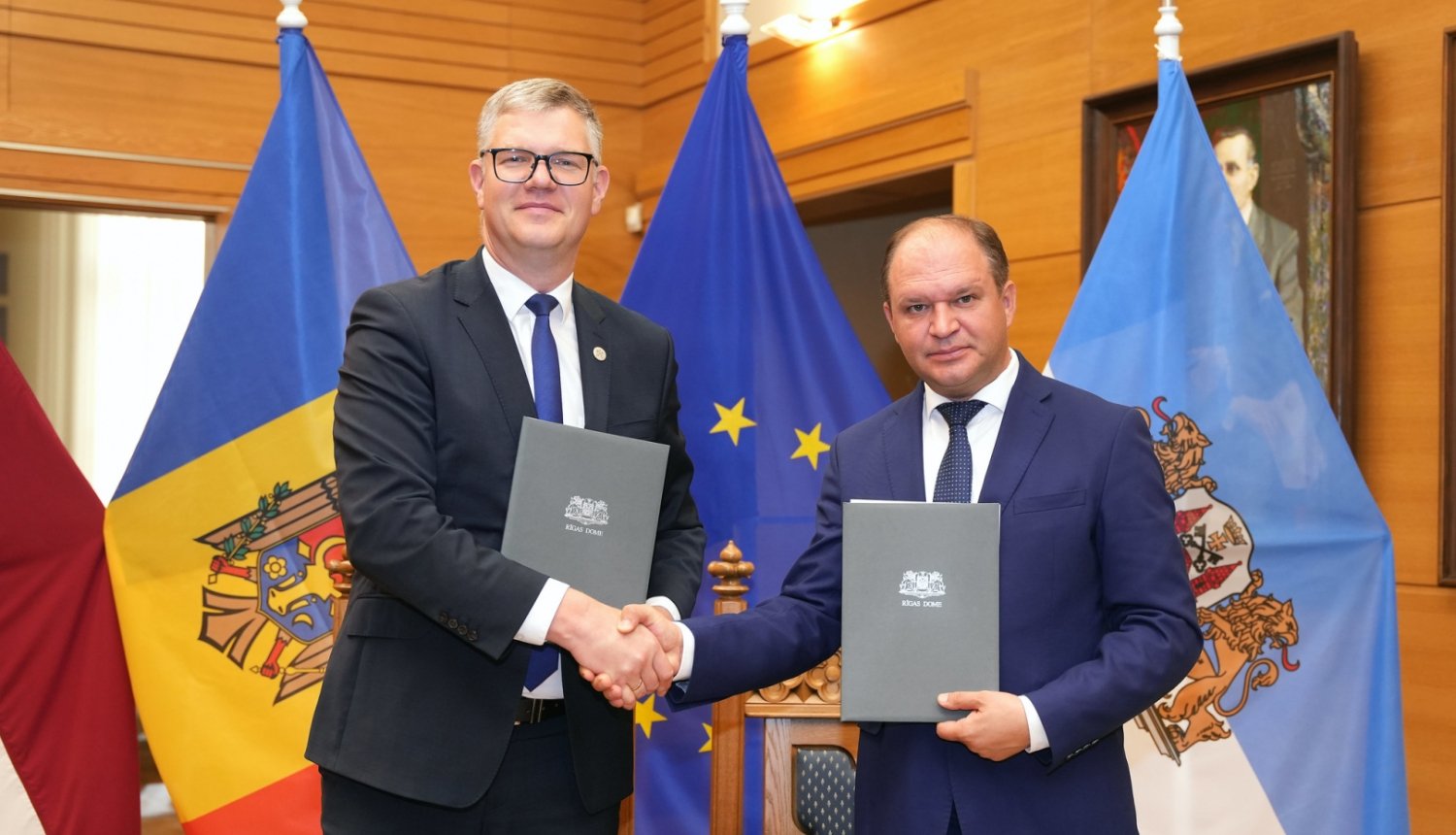 Rīgas domes priekšsēdētājs Vilnis Ķirsis un Moldovas galvaspilsētas Kišiņevas mērs Jons Čebans