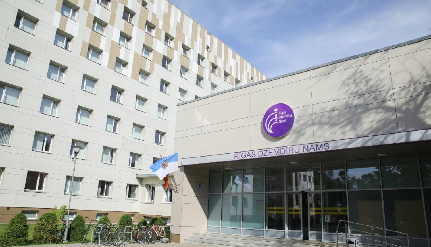 Rīgas dzemdību nams ieeja