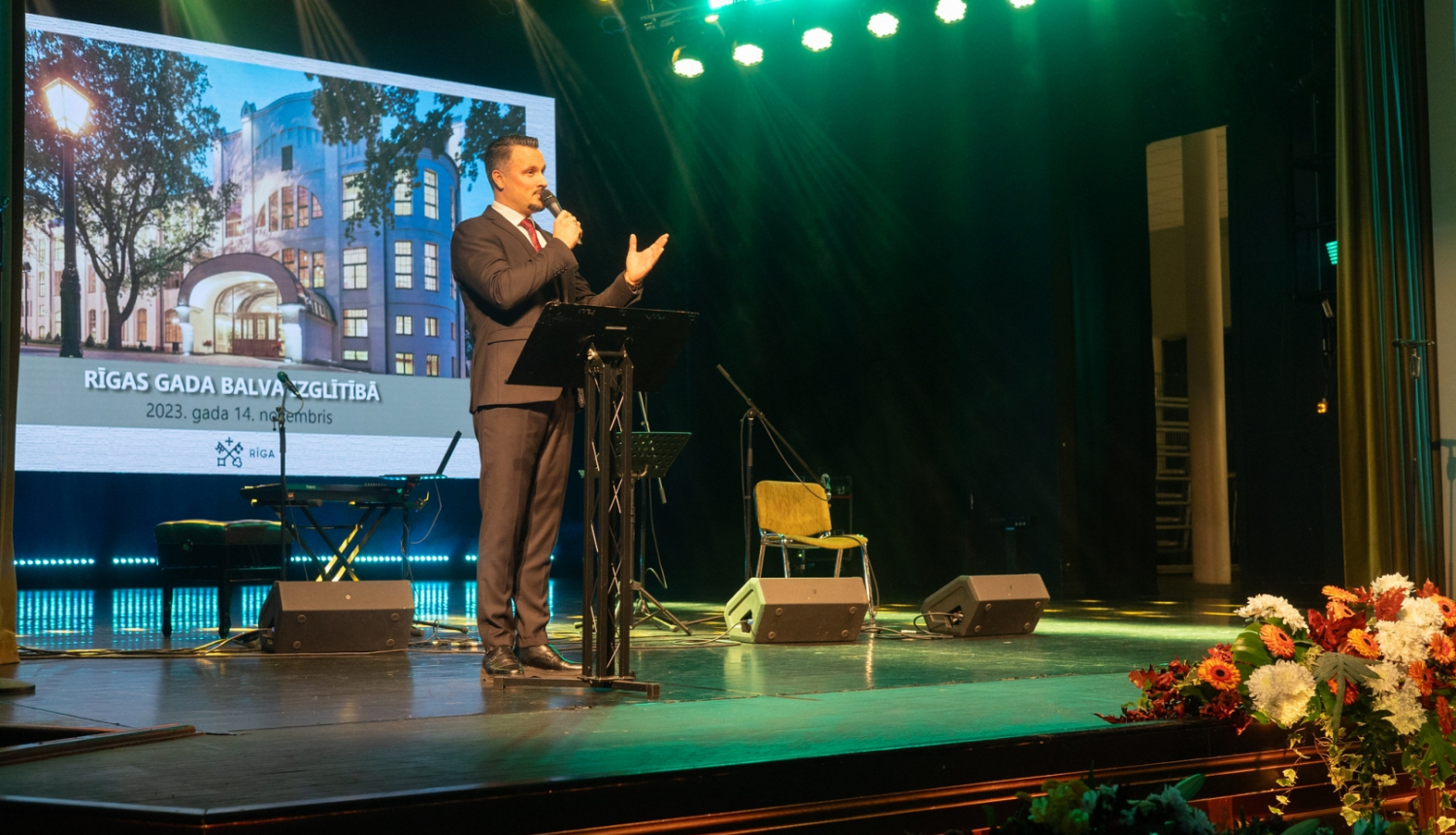 Uz skatuves saka uzrunu