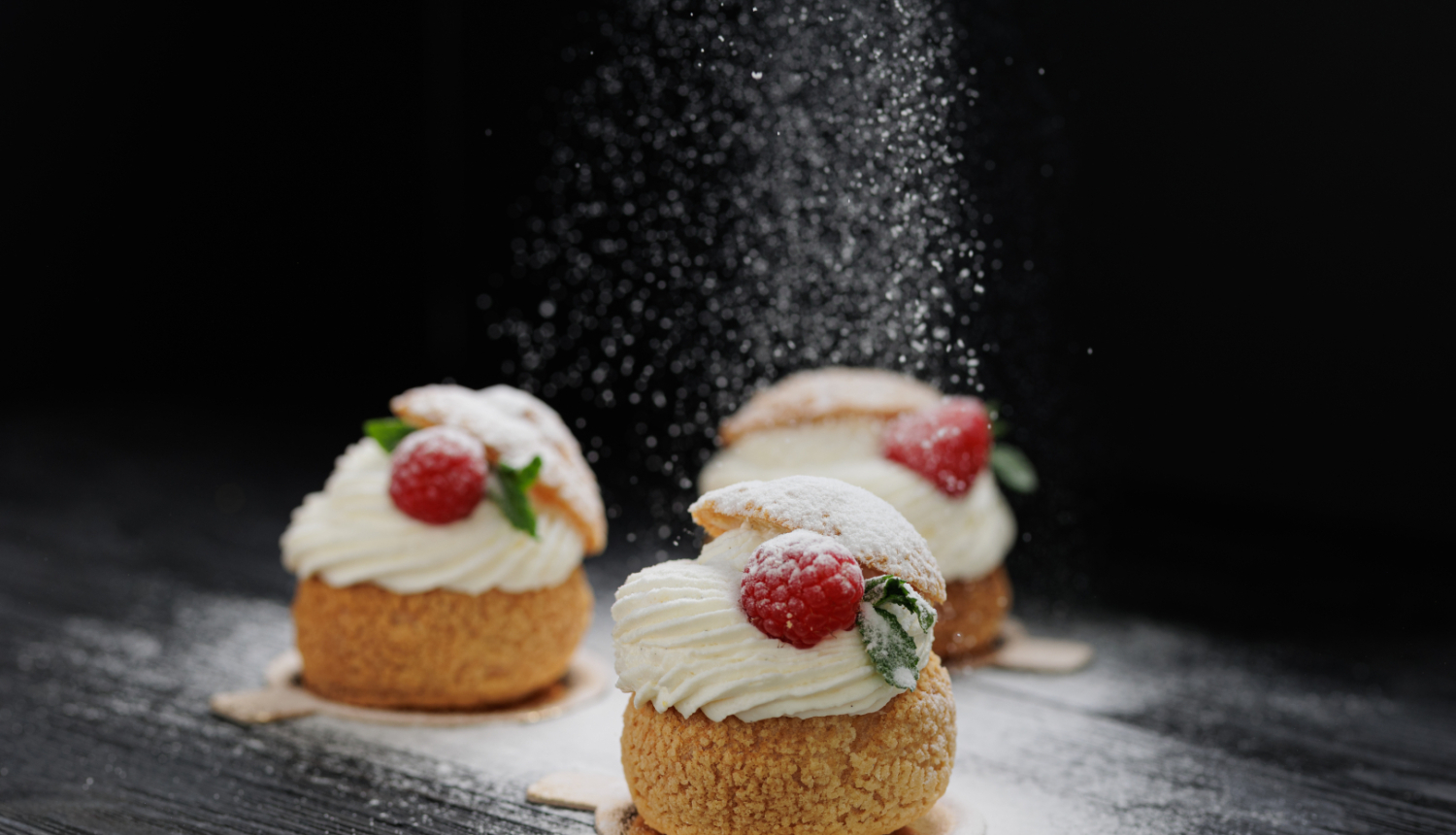 Kūciņas tiek apkaisītas ar pūdercukuru