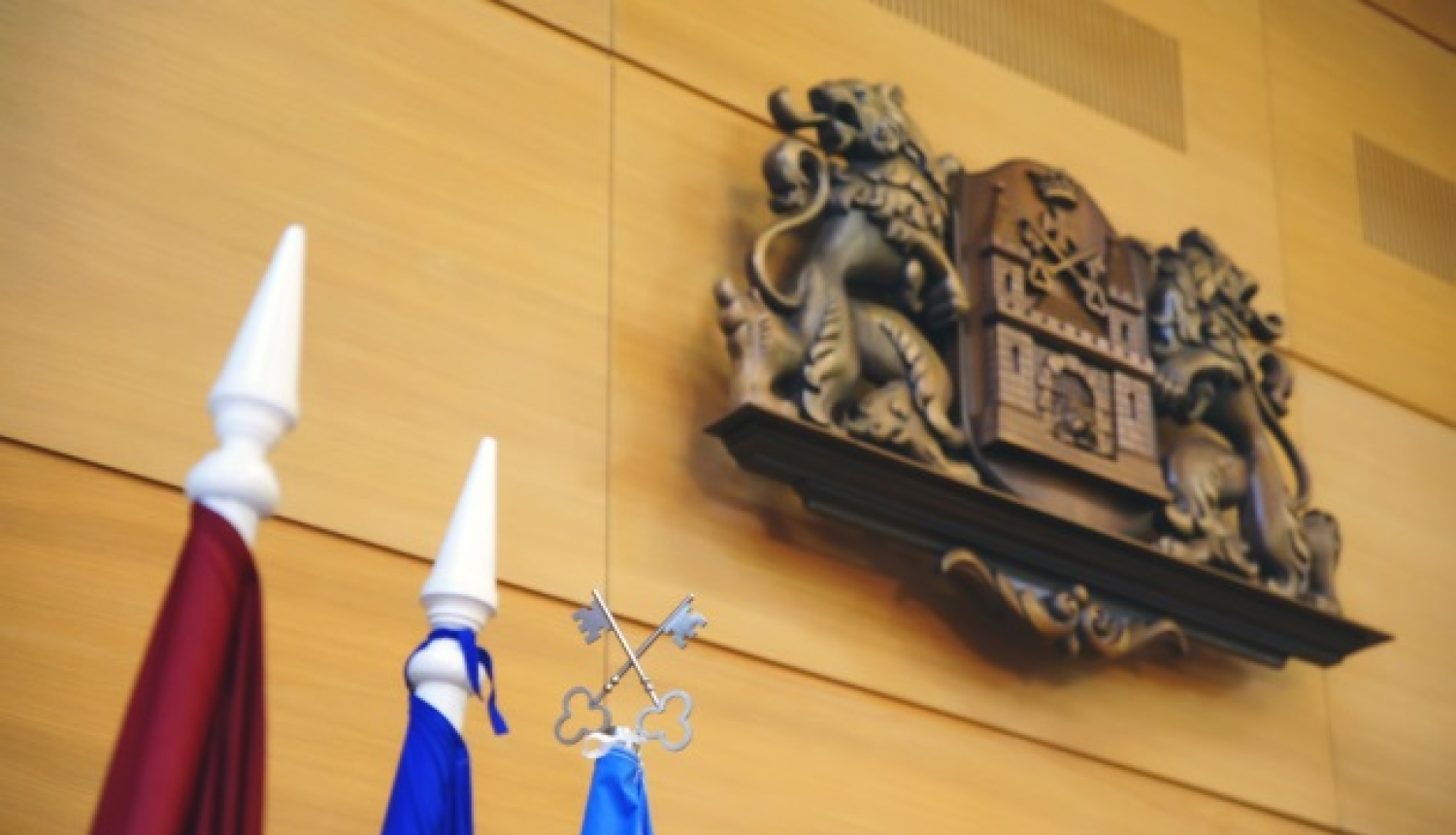 Karogi un Rīgas domes ģerbonis