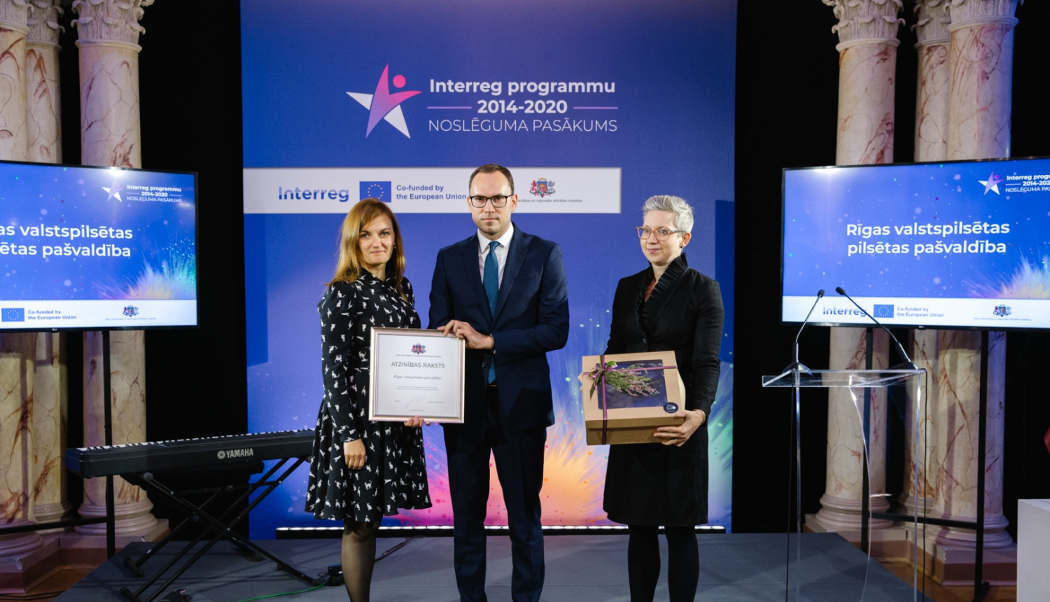 Saņem atzinības rakstu