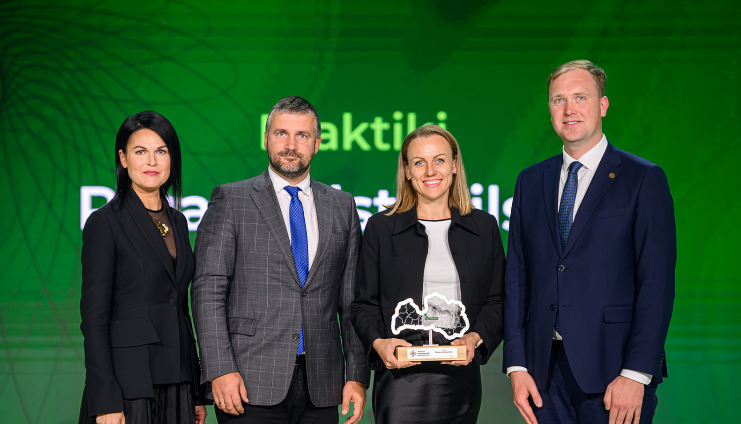 AS CleanR Grupas valdes locekle Agita Baltbārde, Rīgas pilsētas izpilddirektors Jānis Lange, Rīgas enerģētikas aģentūras starptautisko projektu vadītāja Ieva Kalniņa un ekonomikas ministrs Viktors Valainis