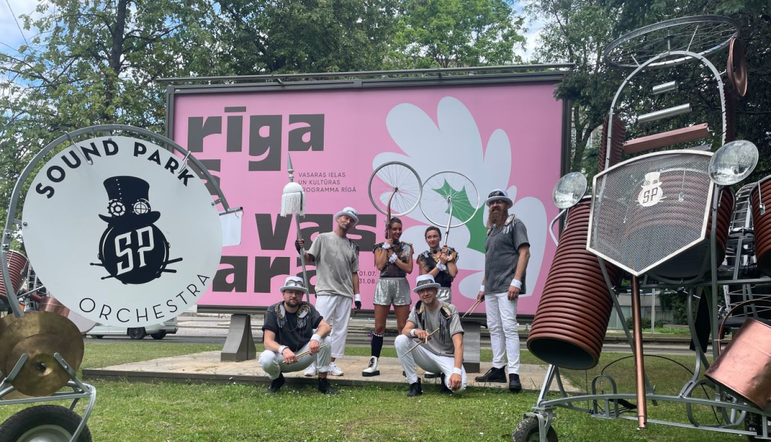 Orķestris spēlē mūziku