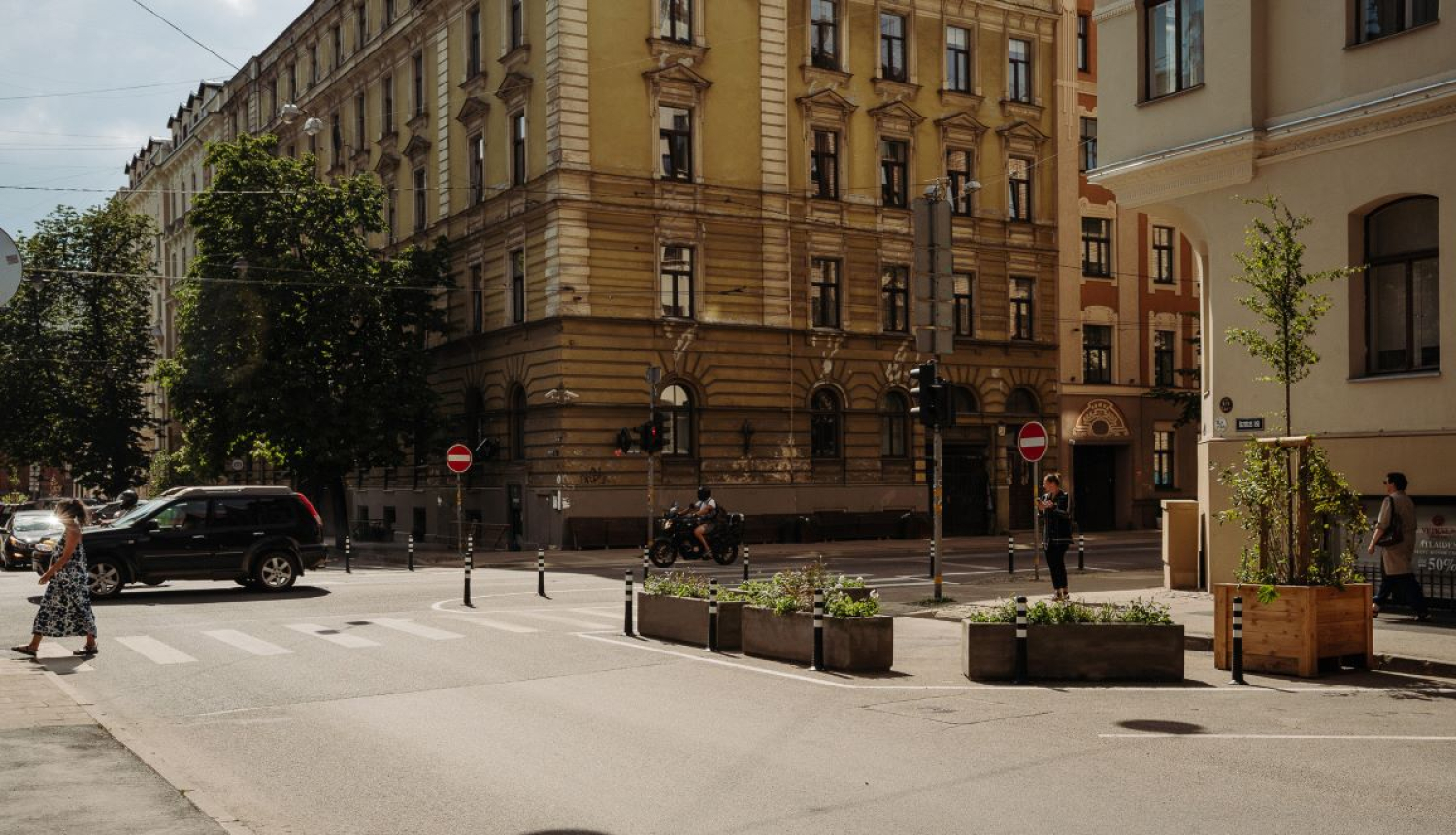 Ielas krustojums ar puķu kastēm