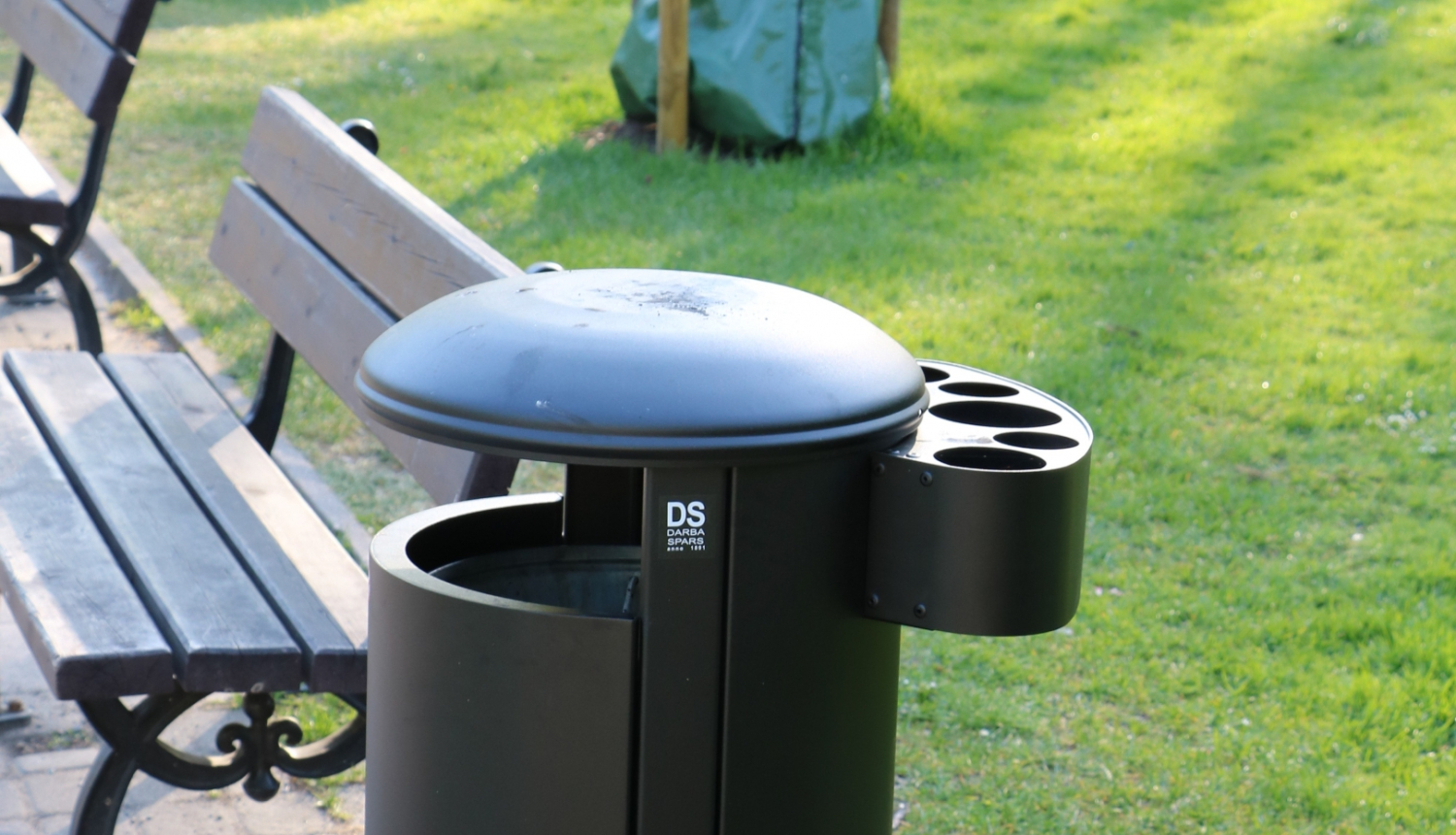 Atkritumu urna Rīgas parkos