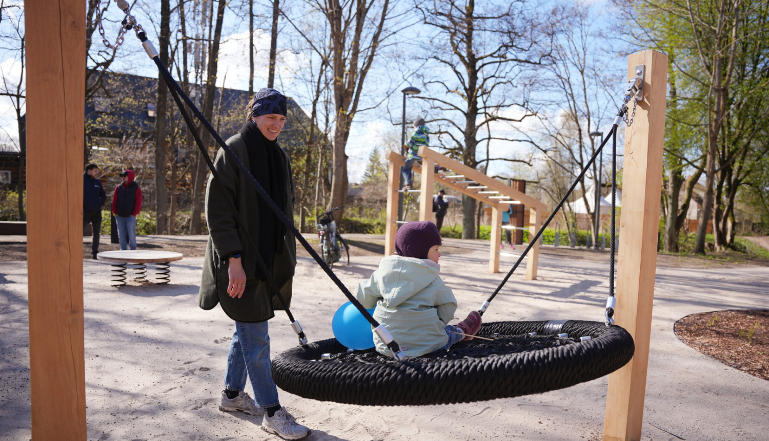 Rotaļu laukumā šupojas