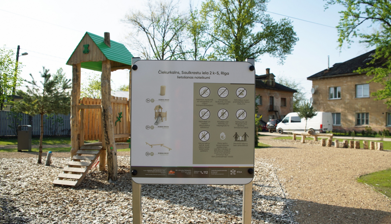 Uzstādīts rotaļu komplekss bērniem