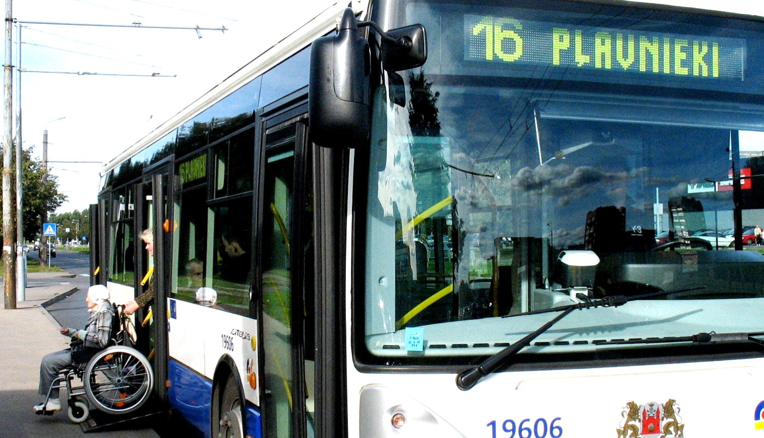 Autobuss ar pacēlāju