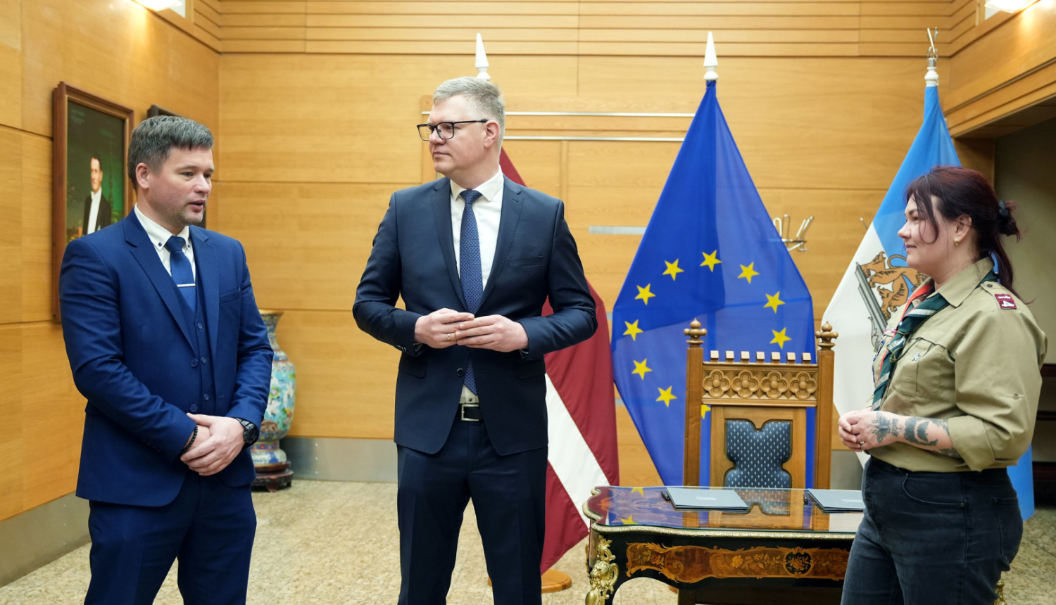 Rīgas domes Civilās aizsardzības un operatīvās informācijas pārvaldes vadītājs Gints Reinsons, Rīgas domes priekšsēdētājs Vilnis Ķirsis un biedrības „Latvijas Skautu un gaidu centrālā organizācija” valdes locekle Dagnija Smiltniece