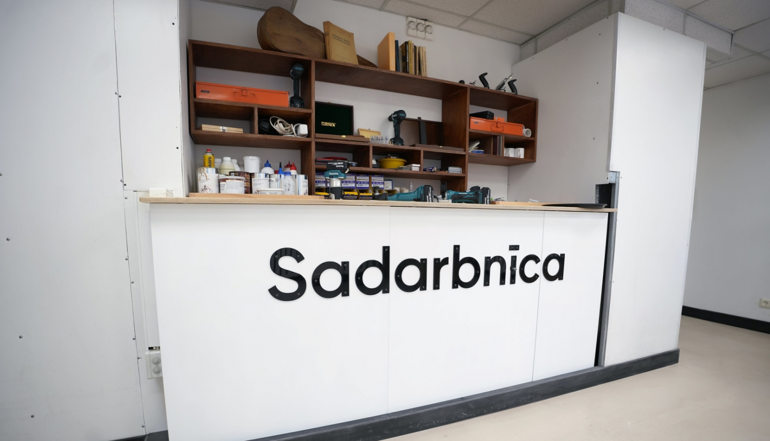 Sadrbnīcas telpa ar instrumentiem