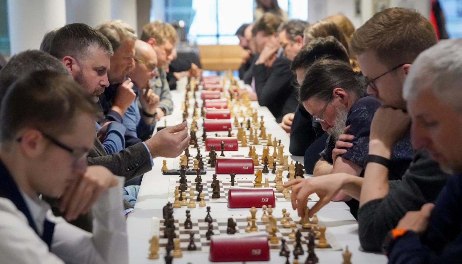 Cilvēki spēlē šahu